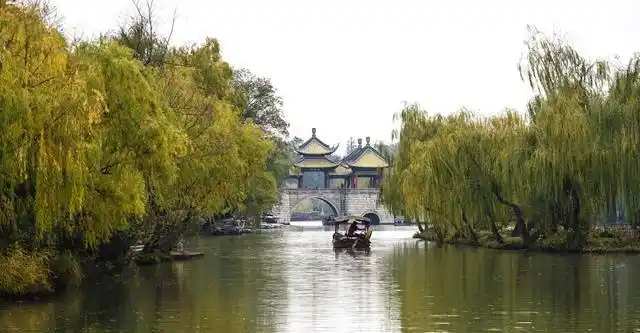 第一次去扬州，在当地吃了个饭，结账时睁大了眼，有点不敢置信