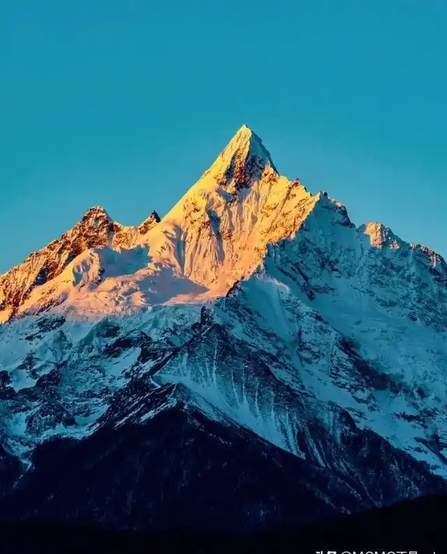 不用去玉龙雪山了！玉龙不及它一半美！这才是中国最美雪山！