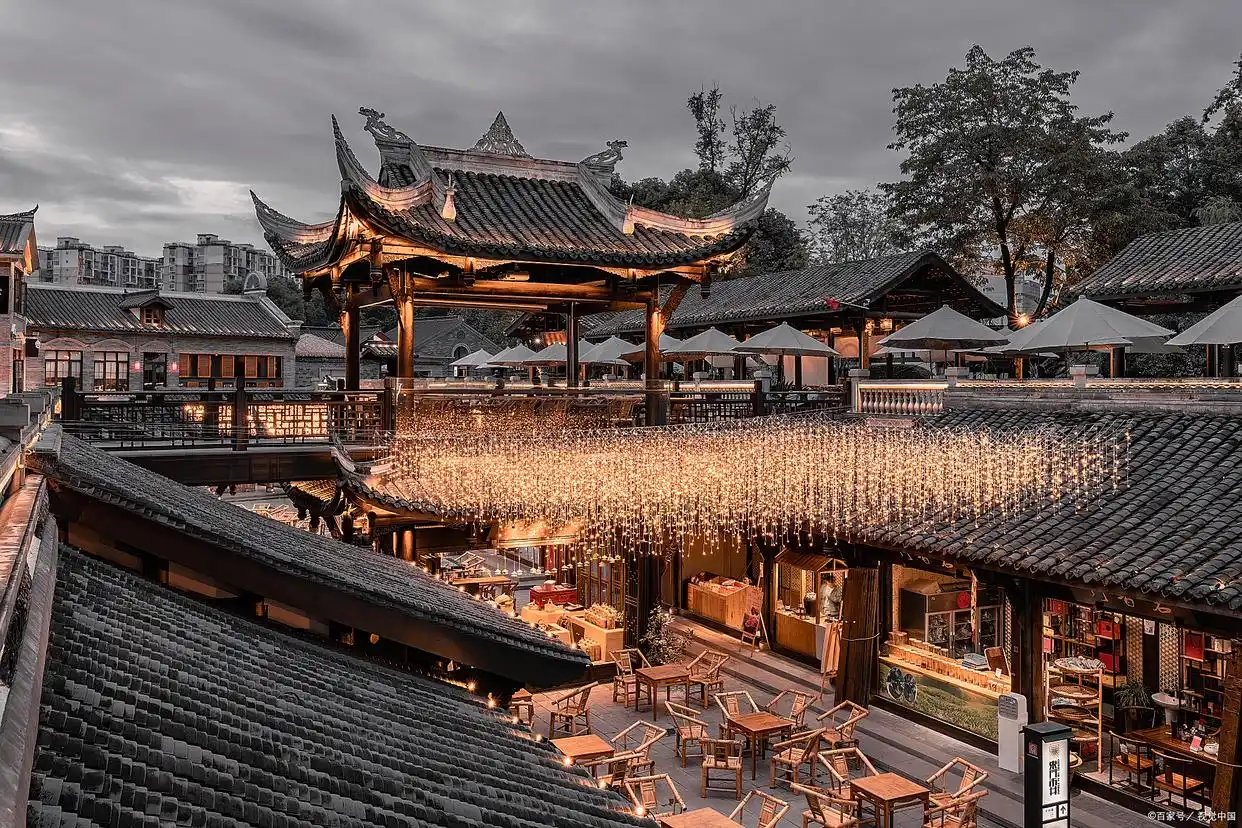 成都旅游必看！十大必去景点攻略含避坑指南，武侯祠三国文化+宽窄巷子非遗体验+青城山避暑路线规划