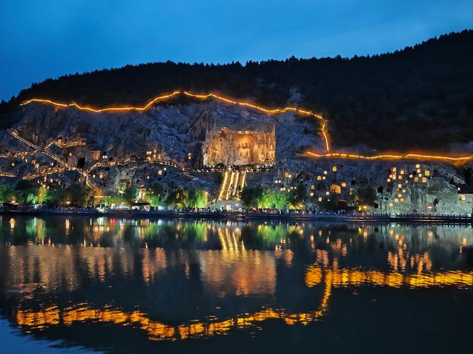 河南洛阳：龙门石窟夜景美