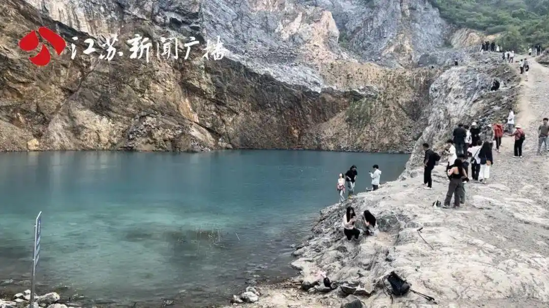 网红“野生景点”小蓝湖该不该打卡？