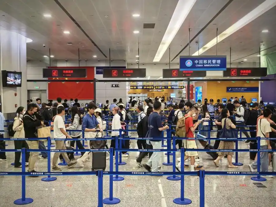 上海空港口岸迎出入境双向客流高峰，节前出境客流创近年新高