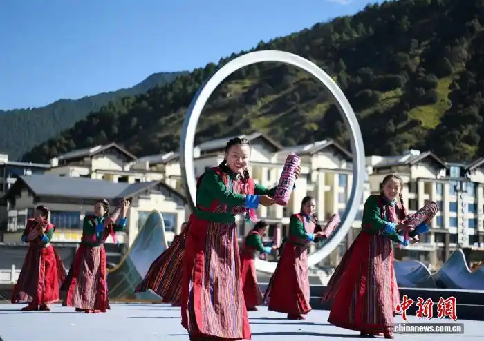 西藏林芝举办群众文艺汇演 献礼西藏自治区成立60周年