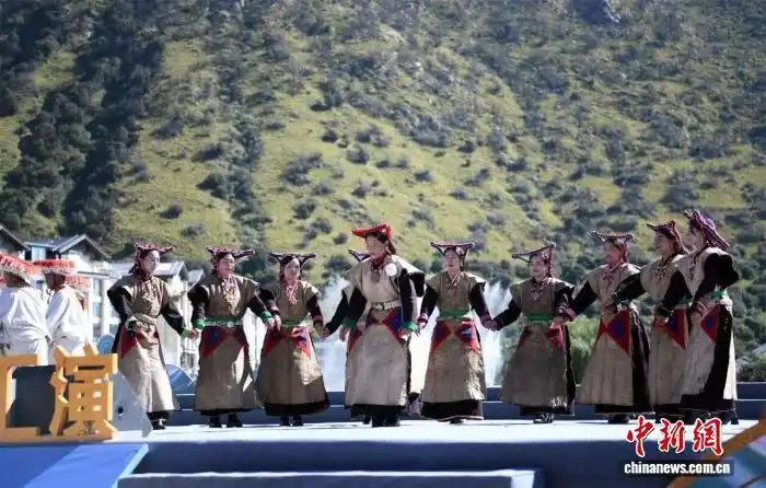西藏林芝举办群众文艺汇演 献礼西藏自治区成立60周年