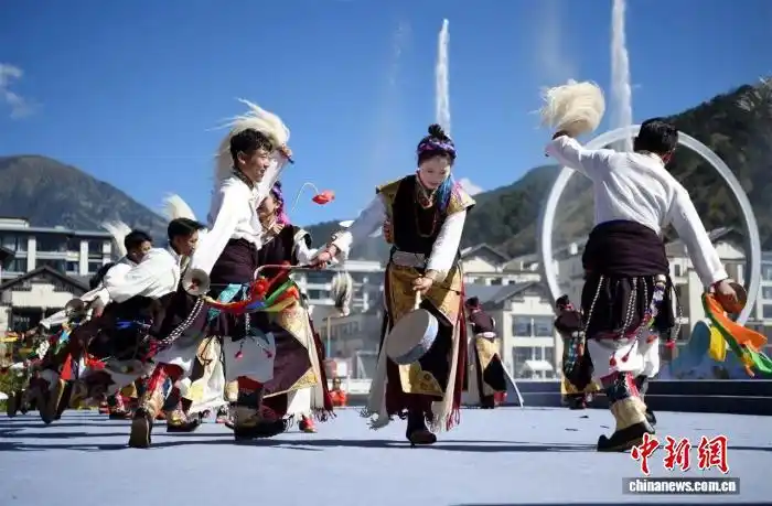 西藏林芝举办群众文艺汇演 献礼西藏自治区成立60周年