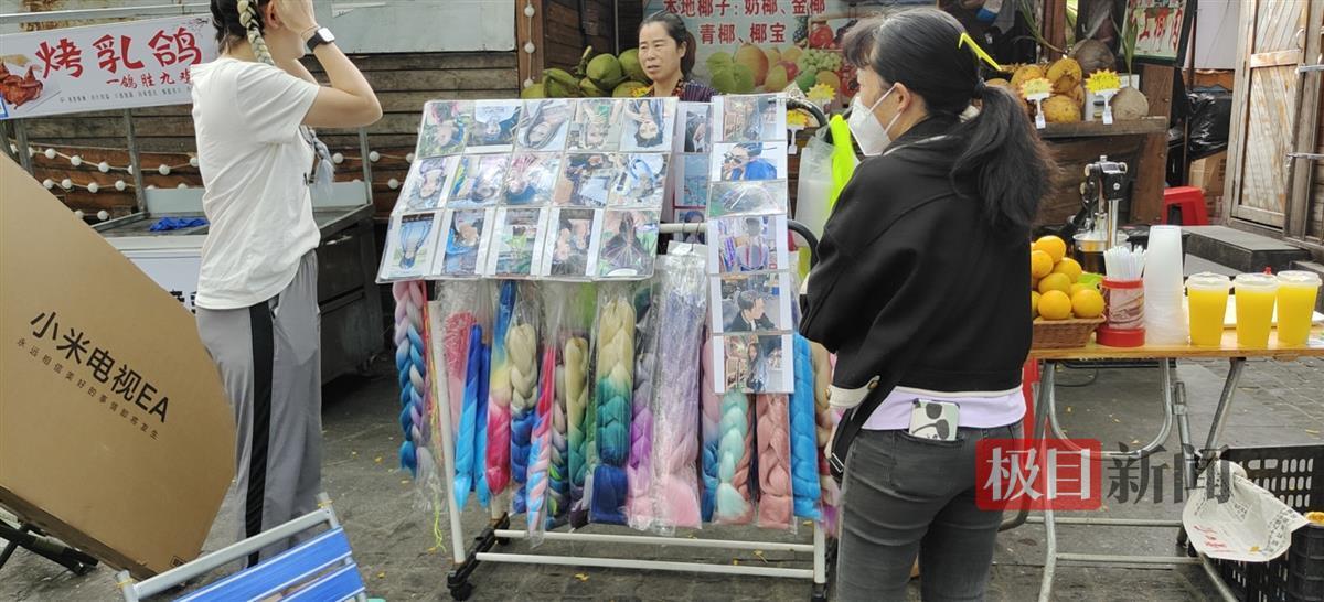 “三亚开始进入旺季了，之后酒店民宿会一天一个价”