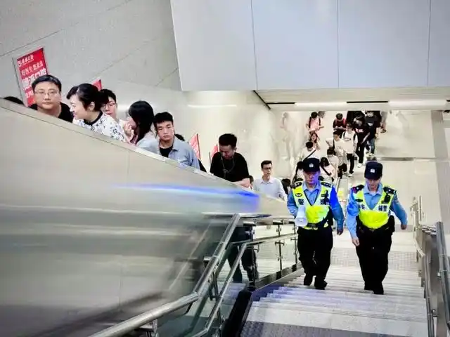 武汉公安启动高等级勤务 全力守护国庆中秋社会平安