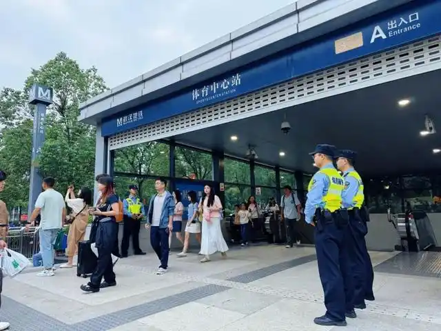 武汉公安启动高等级勤务 全力守护国庆中秋社会平安