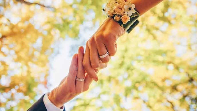 夜读｜年轻人不爱度蜜月了？