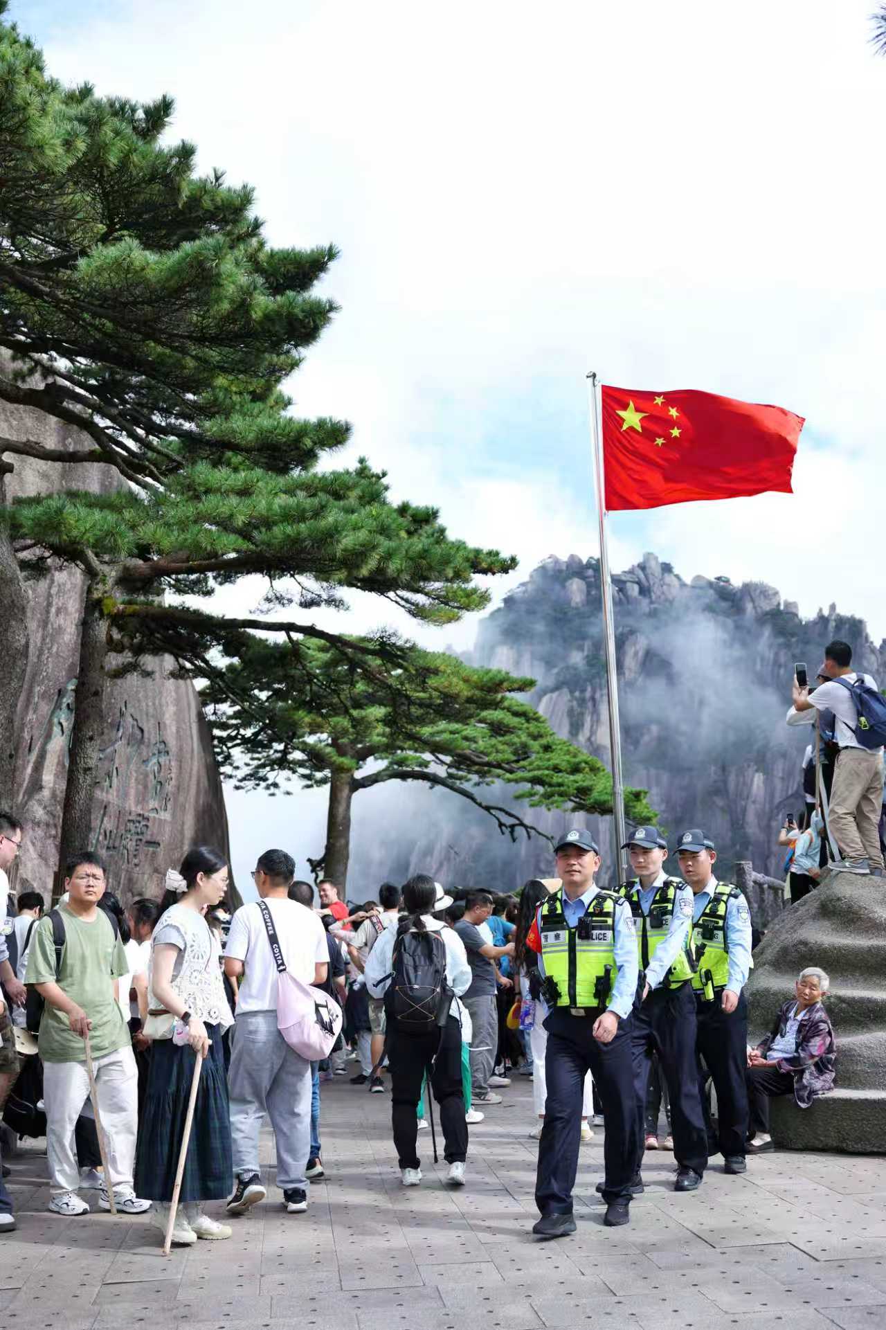 安徽黄山：国庆首日，各景区景点秩序井然，游人乐享山水盛宴