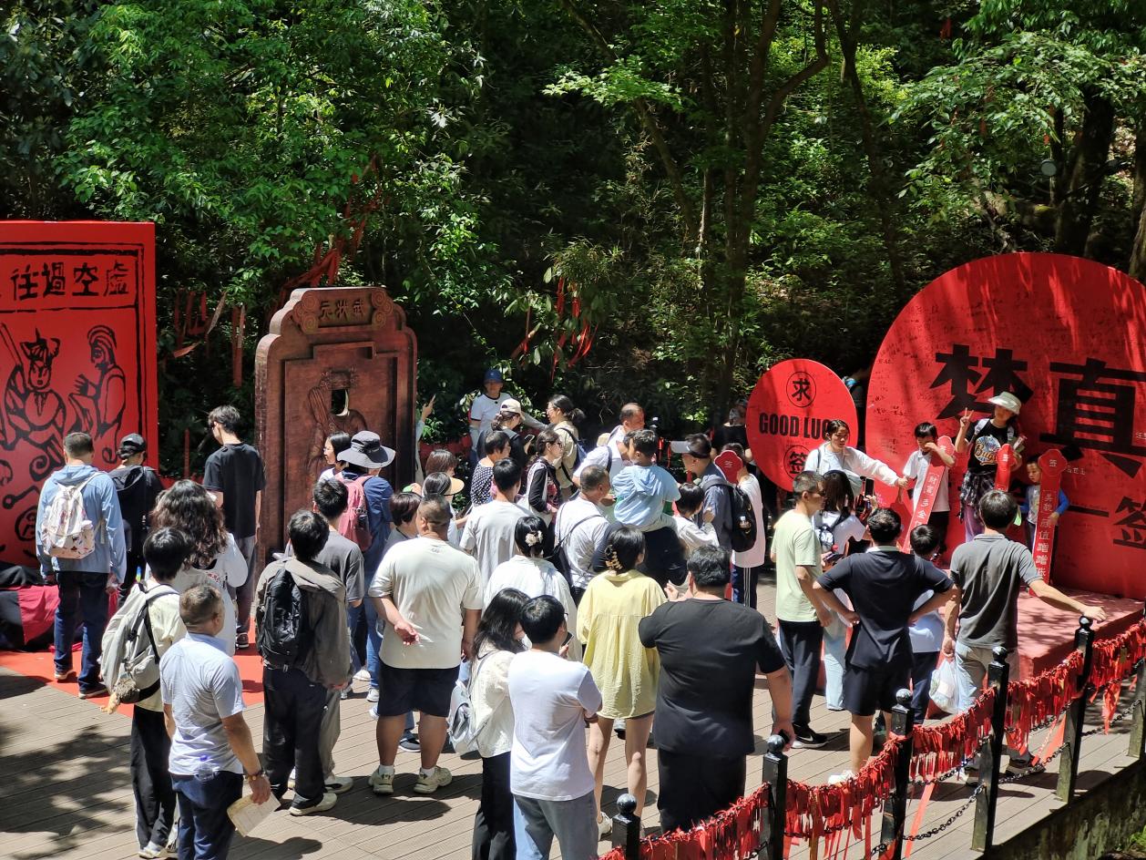 安徽黄山：国庆首日，各景区景点秩序井然，游人乐享山水盛宴