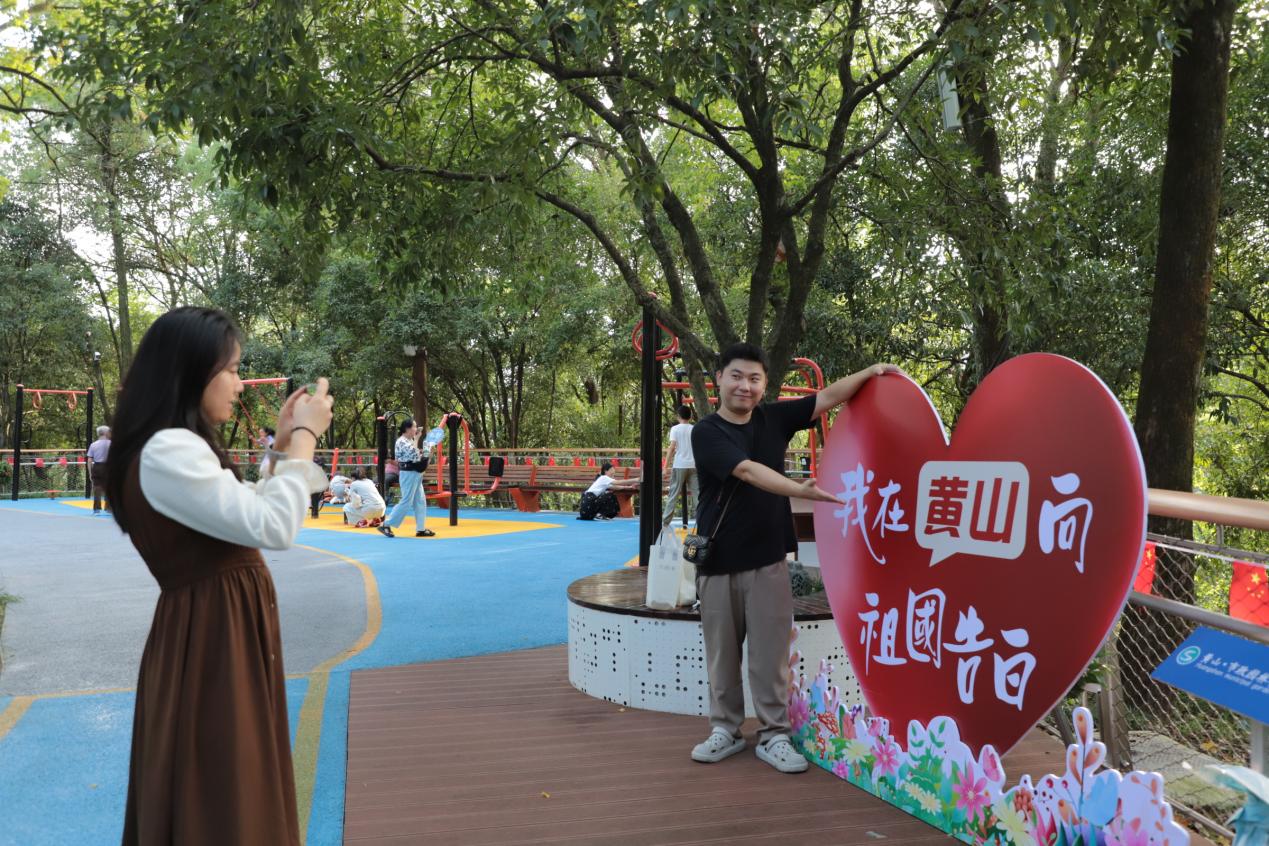 安徽黄山：国庆首日，各景区景点秩序井然，游人乐享山水盛宴