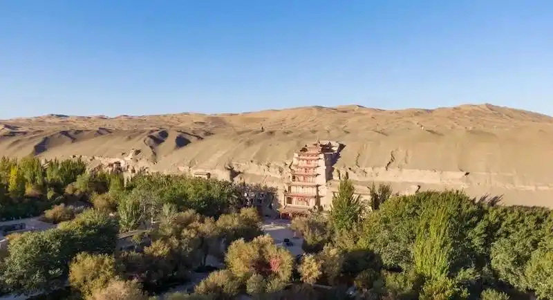 年接待两千万游客，敦煌打造沉浸式体验的“第736窟”