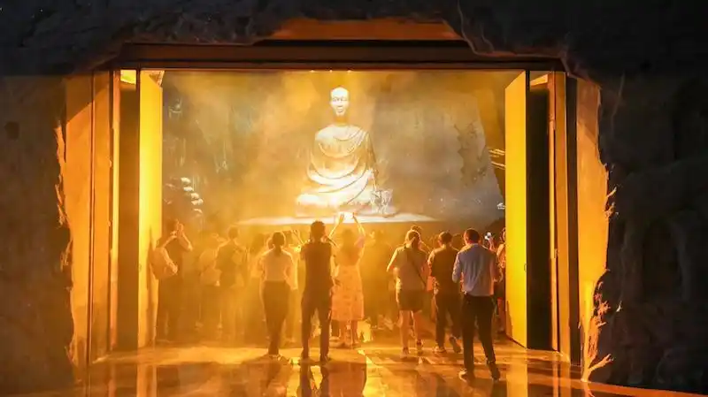 年接待两千万游客，敦煌打造沉浸式体验的“第736窟”