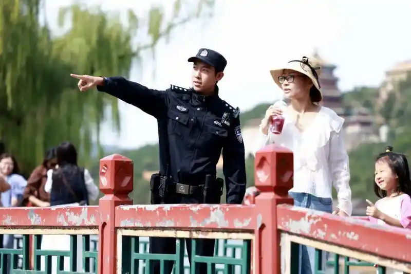 节日值守热门景点 北京海淀警方全力守护平安游园