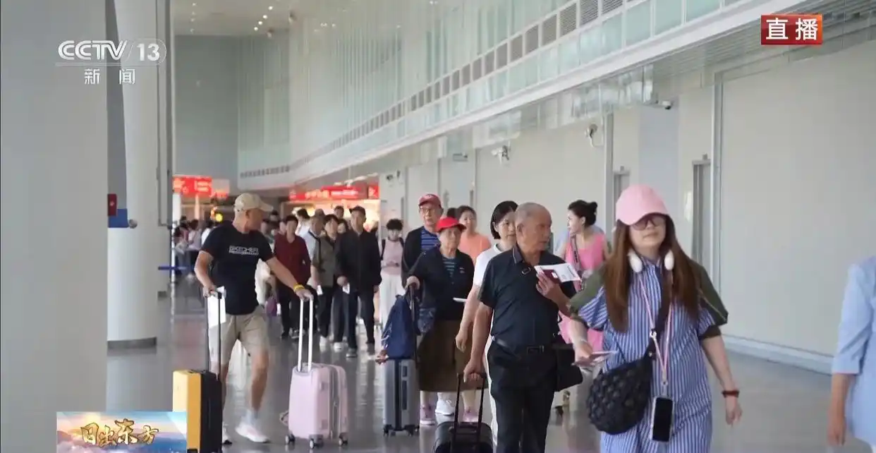 双轮靠泊迎国庆 吴淞口国际邮轮港高效通关