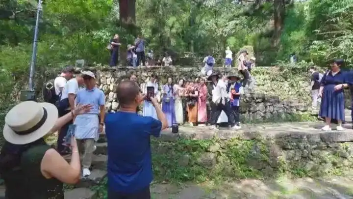 激增爆满，游客滞留！当地人懵了：活这么久，第一次限流！著名景点将看一次少一次？