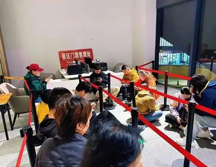 激增爆满，游客滞留！当地人懵了：活这么久，第一次限流！著名景点将看一次少一次？