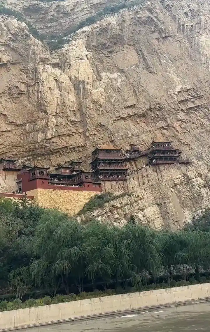 激增爆满，游客滞留！当地人懵了：活这么久，第一次限流！著名景点将看一次少一次？