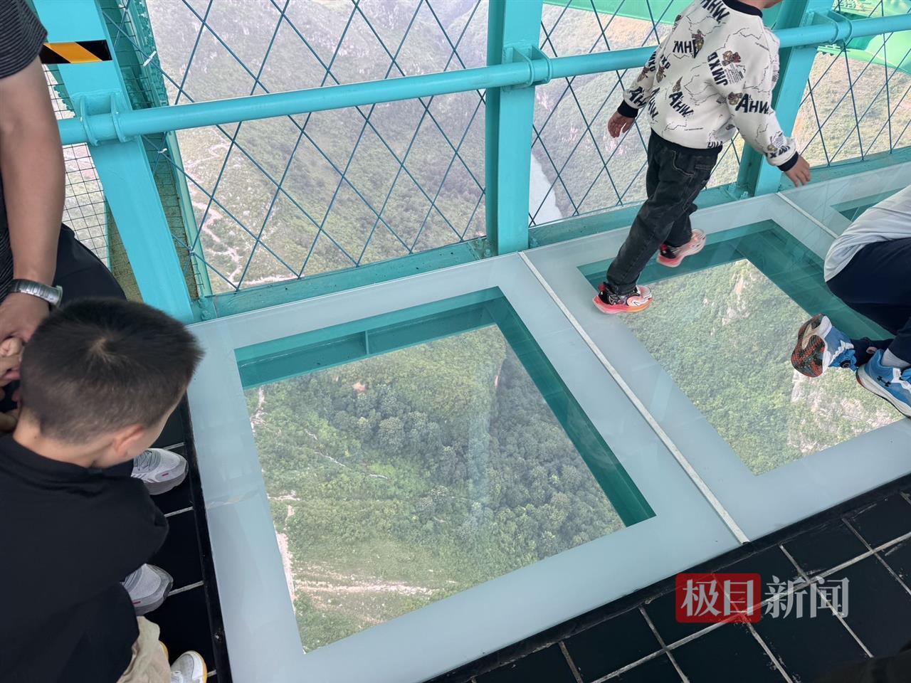 “世界第一”花江峡谷大桥成顶流景点，有游客带90岁外公来体验，老人走600米高玻璃廊桥不恐高
