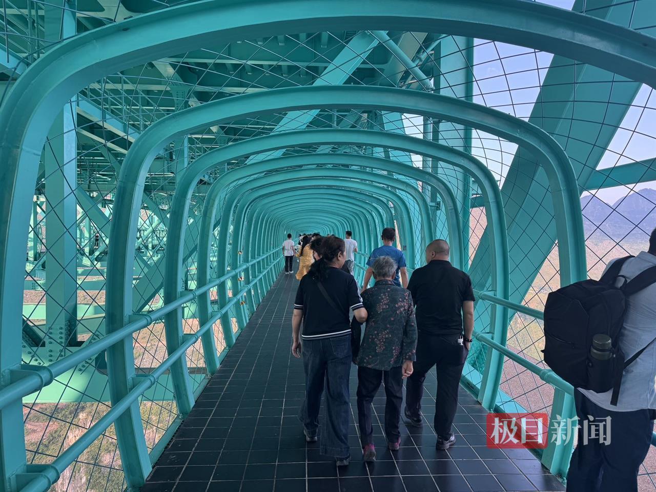 “世界第一”花江峡谷大桥成顶流景点，有游客带90岁外公来体验，老人走600米高玻璃廊桥不恐高