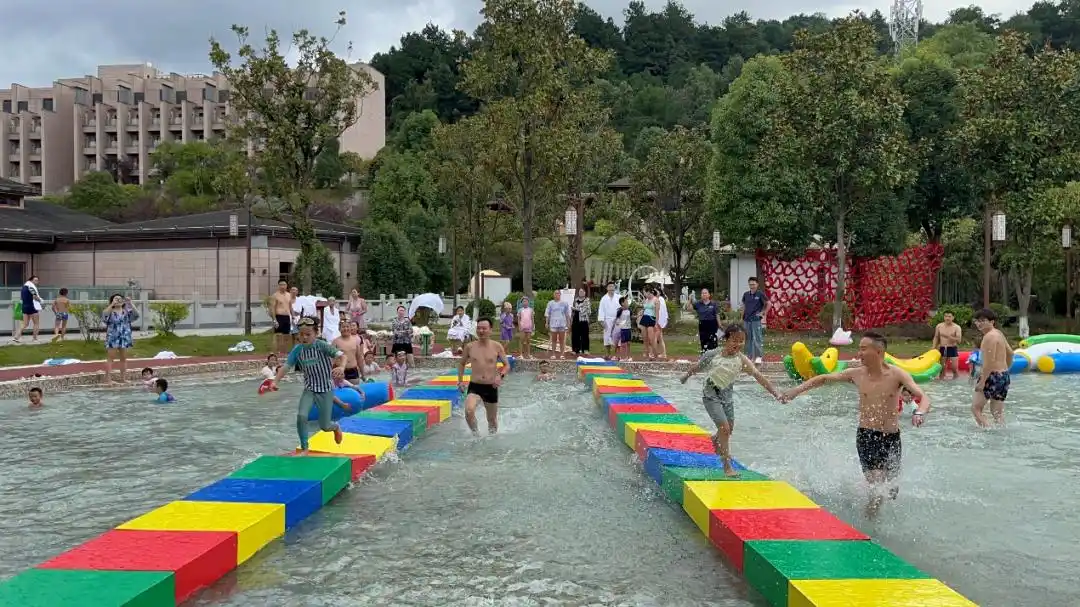 息烽国庆首日文旅市场热力全开