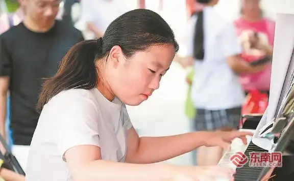 “琴岛告白”迎国庆 鼓浪屿奏响爱国曲