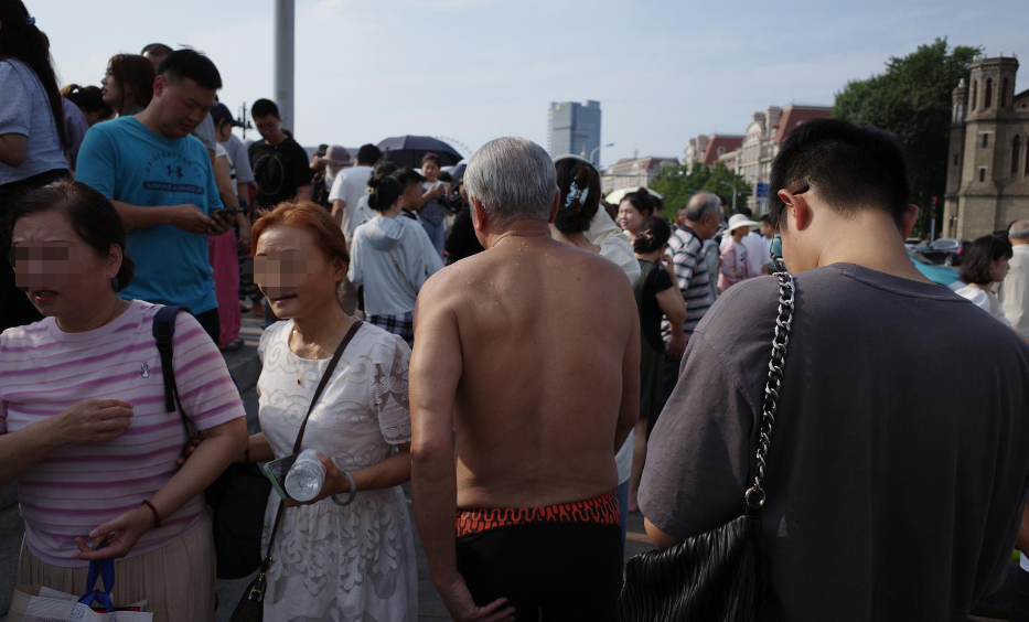 “跳水大爷”把天津狮子林桥跳成“8A”网红景点之后