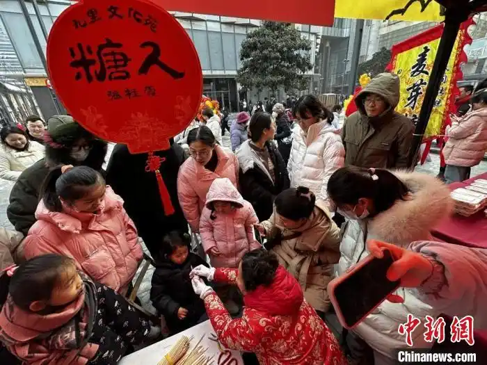 （新春走基层）江苏徐州“夫子庙”盛装喜迎新春 魅力商圈“碰撞”非遗市集