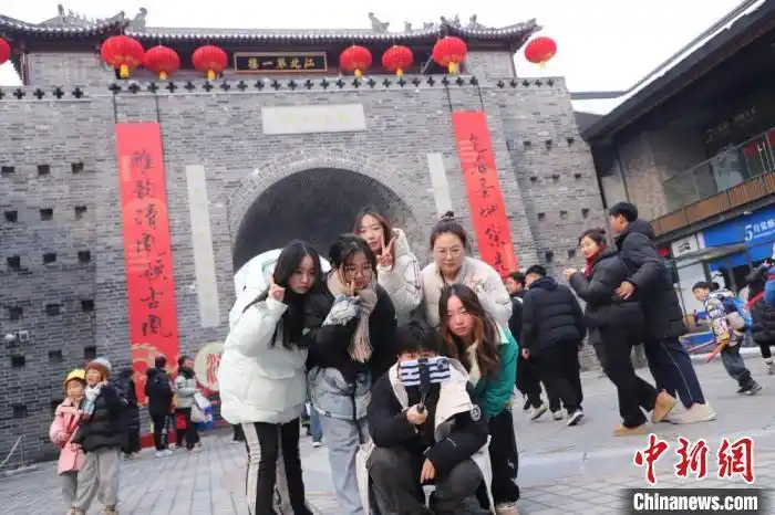 （新春走基层）江苏徐州“夫子庙”盛装喜迎新春 魅力商圈“碰撞”非遗市集