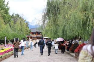 “双节”假期，丽江古城以温暖服务守护八方游客