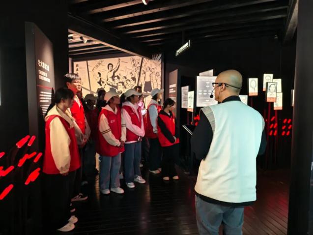 “双节”假期，丽江古城以温暖服务守护八方游客