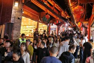 “双节”假期，丽江古城以温暖服务守护八方游客