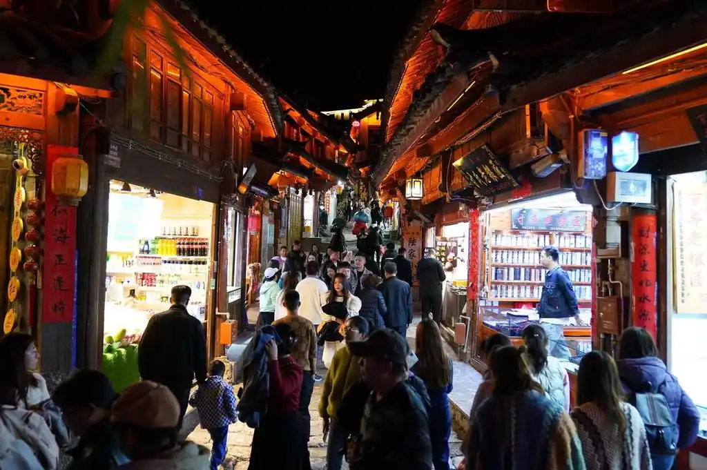 云南丽江：古城璀璨夜景醉游人