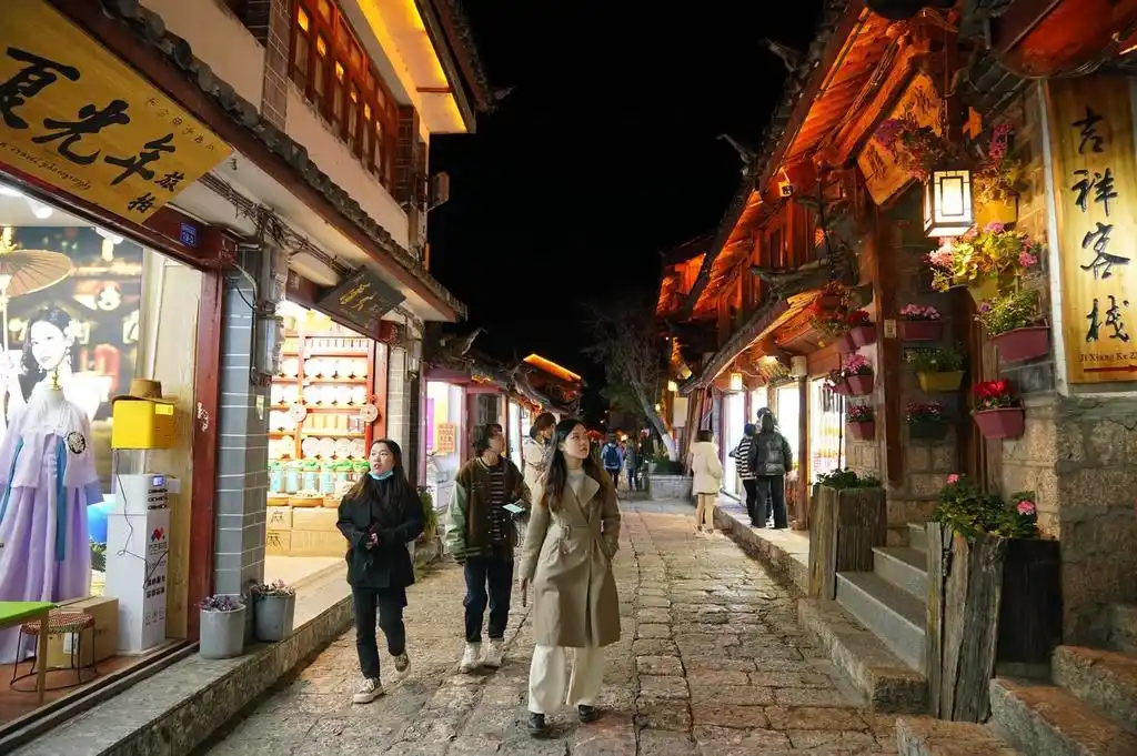 云南丽江：古城璀璨夜景醉游人
