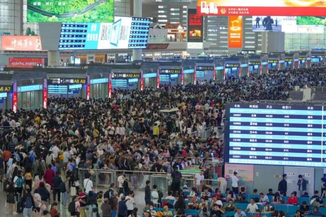 启用高峰列车运行图，加开热门方向列车