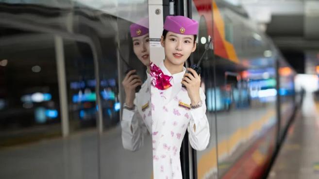 启用高峰列车运行图，加开热门方向列车