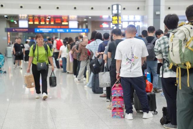 启用高峰列车运行图，加开热门方向列车