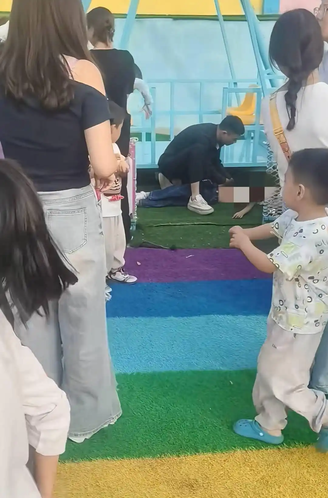 武汉一游乐园小孩被卡海盗船 热心游客抬船救人 当地派出所已介入调查｜看见正能量