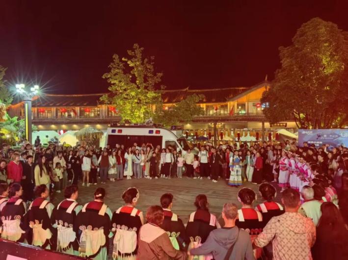 国庆中秋双节同庆 丽江古城民俗盛宴精彩纷呈