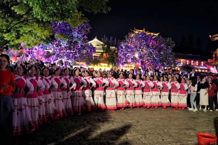 国庆中秋双节同庆 丽江古城民俗盛宴精彩纷呈