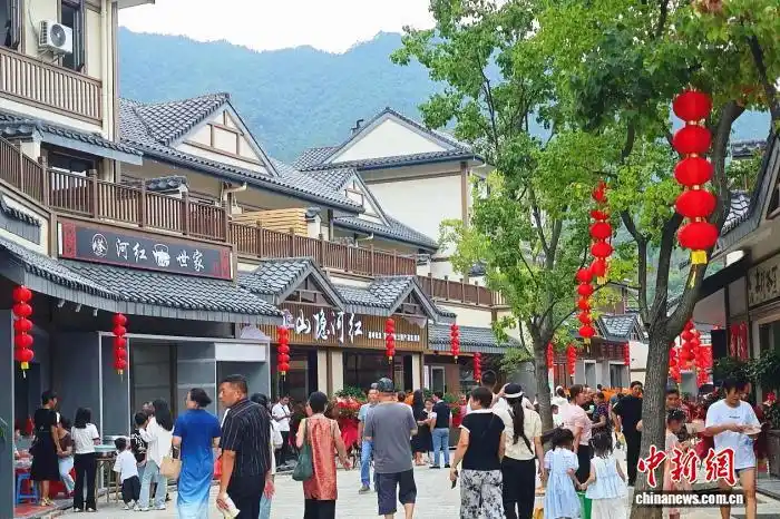 江西武夷山红茶街区开街引客潮 茶旅融合激活产业新势能