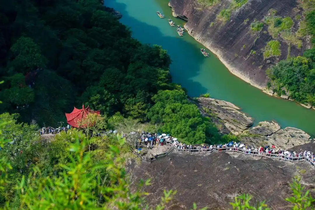 秋日漫游武夷山：看山、玩水、闻茶香，一步都不慌