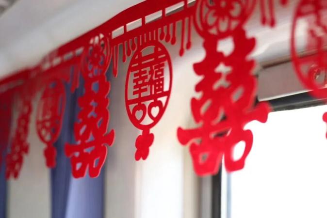 101对夫妻同乘一列火车，要去干嘛