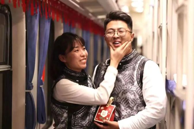 101对夫妻同乘一列火车，要去干嘛