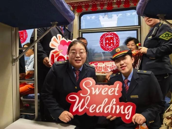 101对夫妻同乘一列火车，要去干嘛