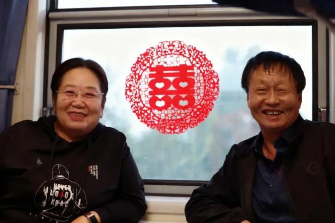 101对夫妻同乘一列火车，要去干嘛