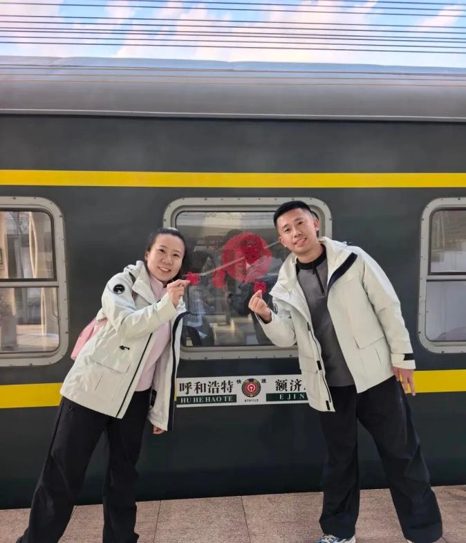 101对夫妻同乘一列火车，要去干嘛