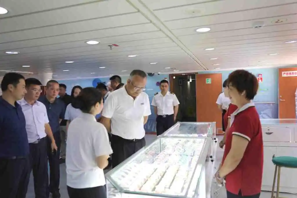 国庆假期调研西沙旅游，海南三沙市市长文斌登上邮轮