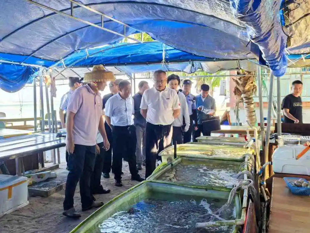 国庆假期调研西沙旅游，海南三沙市市长文斌登上邮轮